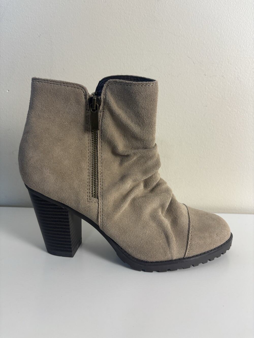 White Mountain Women’s Taft Suede Cushioned Ankle Booties Slouchy 8.5 M